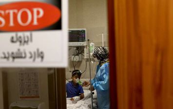 طفل مصاب بكورونا في مستشفى في طهران (رويترز)