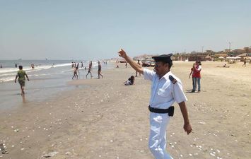 على شاطىء بورسعيد ..الشرطة تمنع المواطنين من نزول مياه البحر