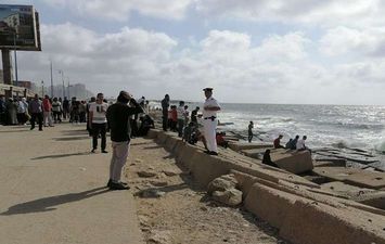 غرق عدد من المواطنين بشواطئ الإسكندرية