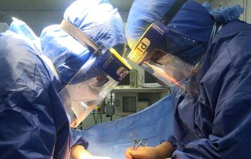 فريق طبي ينجح بإجراء عملية زائدة لمصاب كورونا بعزل قنا العام