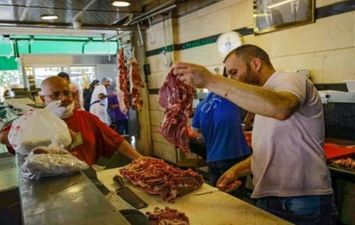 قلة من المواطنين ينتظرون تسلم طلبياتهم في محل بيع لحوم في طرابلس بشمال لبنان يوم 28 يوليو 2020. (AFP)