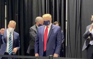 لأول مرة ترامب يرتدي الكمامة