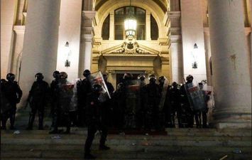 متظاهرون يقتحمون البرلمان الصربي احتجاجا على إغلاق العاصمة بسبب كورونا