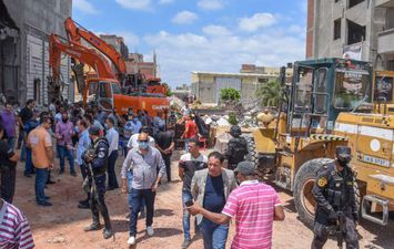 محافظ الإسكندرية ومدير الامن يقودان حملة لإزالة 3 عقارات بالإسكندرية
