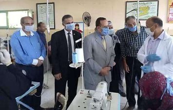 محافظ شمال سيناء يتفقد مشروع إنتاج الكمامات بمدينة العريش بمدرسة الشهيدة نهال العقيد الثانوية الصناعية بنات
