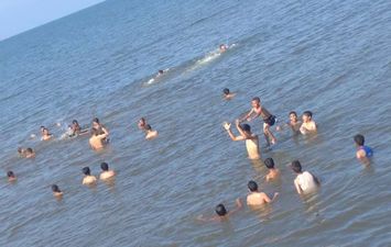 مواطنون في مياه البحر بالإسكندرية