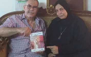 والد الشهيد مصطفى خضر و والدته يحتفيان بكتاب حكايات الولاد و الارض