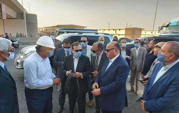 وزير البترول ومحافظ القاهرة بموقع انفجار خط بترول طريق الإسماعيلية الصحراوي 