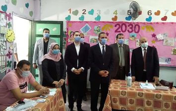 محافظ كفر الشيخ خلال تفقده سير العملية الانتخابية لانتخابات مجلس الشيوخ 