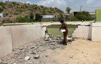 أضرار سقوط مقذوف أطلقه الحوثيون على إحدى القرى الحدودية في السعودية 