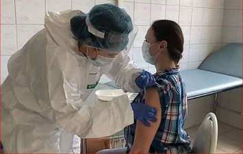 إعطاء متطوعة جرعة من اللقاح الجديد