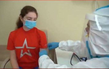 ابنة الرئيس الروسي بوتين لحظة تلقيها أول جرعة من أول لقاح لكورونا 