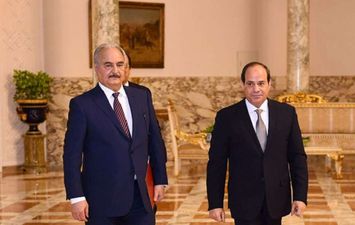 الرئيس عبد الفتاح السيسي والمشير خليفة حفتر قائد الجيش الليبي 