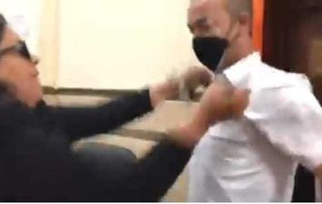 القبض على سيدة اعتدت على ضابط شرطة ومزقت ملابسه داخل محكمة بالقاهرة