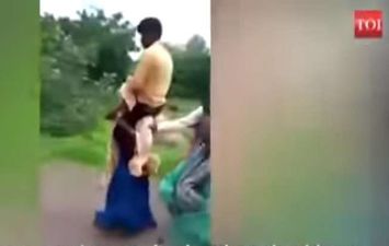 زوجة هندية تحمل زوجها وتطوف به بسبب خيانتها له 