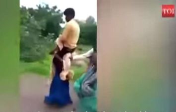 زوجة هندية تحمل زوجها وتطوف به بسبب خيانتها له 