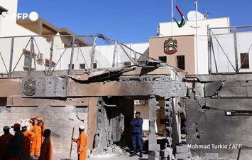 صورة وزّعتها وكالة فرانس برس في نوفمبر 2014 بعد انفجار سيارة قرب السفارة الإماراتية في طرابلس
