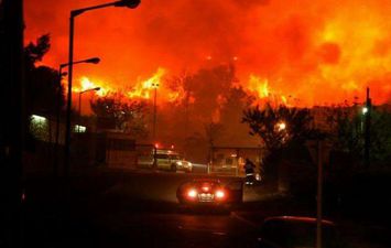 آلاف الأشخاص يفرون من منازلهم وسط استمرار حرائق الغابات في كاليفورنيا