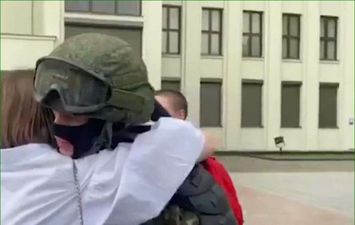 لحظة احتضان فتاة لأحد عناصر القوات الخاصة في بيلاروس