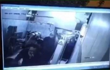 لحظة الاعتداء الجماعي على طبيب في العراق