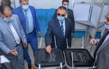 محافظ الإسكندرية يدلي بصوته بانتخابات الشيوخ