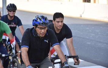 وزير الرياضة يشارك ٥٠٠ متسابق من الشباب في ماراثون الدراجات الهوائية