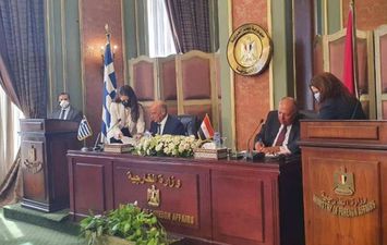 وزيرا الخارجية المصري واليوناني لحظة التوقيع