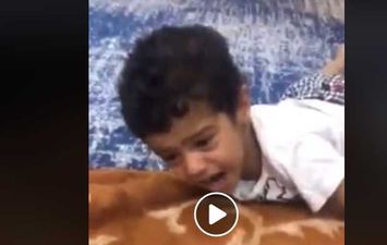 سعودي يعذب طفل مصري بشدة 
