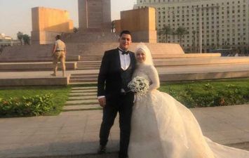 عروسان يحتفلان بزفافهم فى قلب ميدان التحرير 