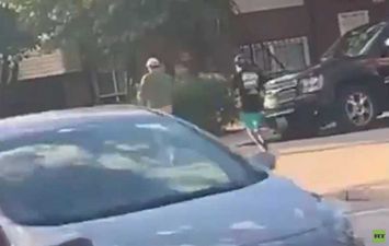 اعتداء على رجل أبيض بحجر على رأسه في أمريكا