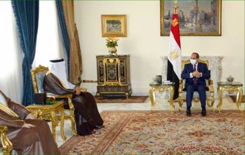 الرئيس السيسي ووزير خارجية البحرين عبد اللطيف الزياني في قصر الاتحادية