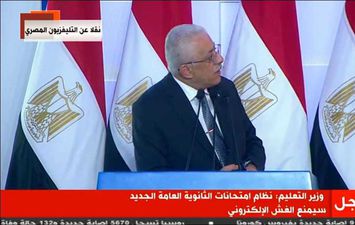 السيسي يقاطع وزير التعليم: اشرح كويس يا فندم