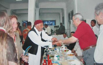 الفريق محمد الشحات محافظ مطروح الاسبق يكرم صاحب فكرة المهرجان في 2005