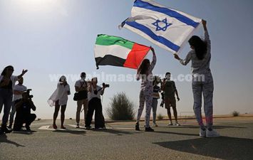 جلسة تصوير تروج لاتفاق السلام بين الامارات واسرائيل