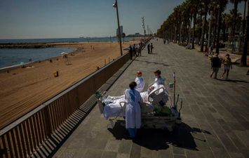 علاج مرضى كورونا على شاطئ البحر في إسبانيا 