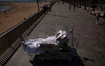 علاج مرضى كورونا على شاطئ البحر في إسبانيا 