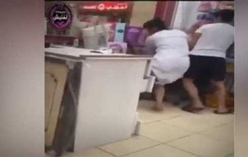 كويتيان يعتديان على مصري بائع بمحل لعب أطفال