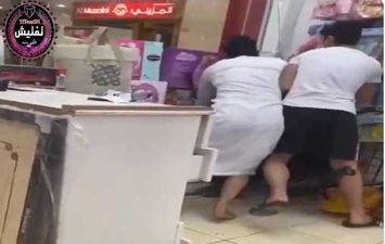 كويتيان يعتديان على مصري بشكل همجي داخل محل ألعاب يثير جدلًا واسعًا