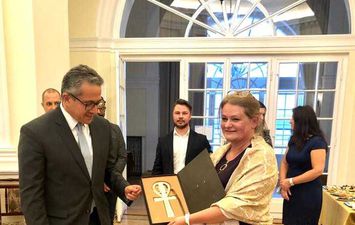 وزير السياحة يتبادل الهدايا التذكارية مع نائب رئيس الاكاديمية العلمية البولندية