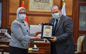 وزيرة الصحة تكرم الفنان خالد الصاوي