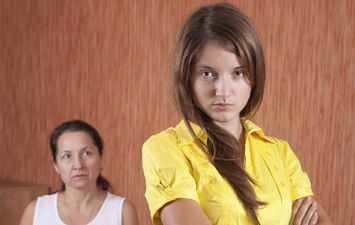 استشاري صحة نفسية يقدم نصائح للأمهات للتعامل مع المراهقات قبل حدوث كارثة 