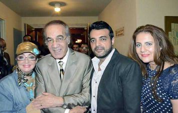 محمود ياسين وشهيرة وأولادهما