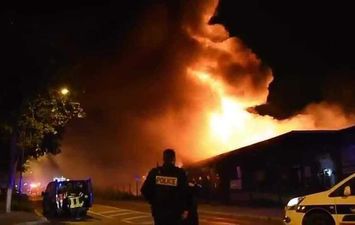 لحظة اندلاع حريق ضخم في ميناء لو هافر