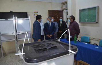 محافظ المنيا يتابع الحالة العامة بعدد من اللجان الانتخابية وغلق الصناديق في اليوم الأول