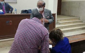 وزير الداخلية الأسبق محمد ابراهيم خلال الإدلاء بصوته