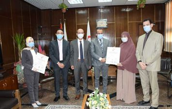 تسليم شهادات الأيزو بمستشفيات جامعة أسيوط 