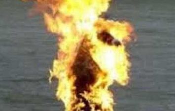 زوج يشعل بزوجته النيران