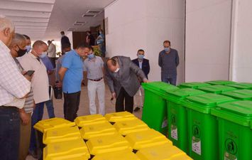 صناديق القمامة أمام ديوان محافظة أسيوط