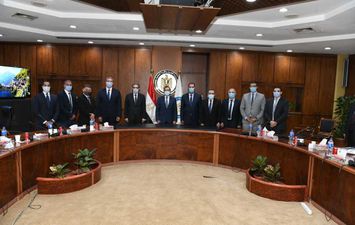 اجتماع وزير البترول مع اللجنة التنفيذية لمشروع بوابة مصر للإستكشاف والإنتاج &quot; EUG 