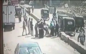 لحظة سقوط أم وطفلها في بالوعة بالطريق العام بسوهاج 